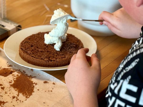 2025_projektwoche_kochen_kuchen_bestreichen.jpg